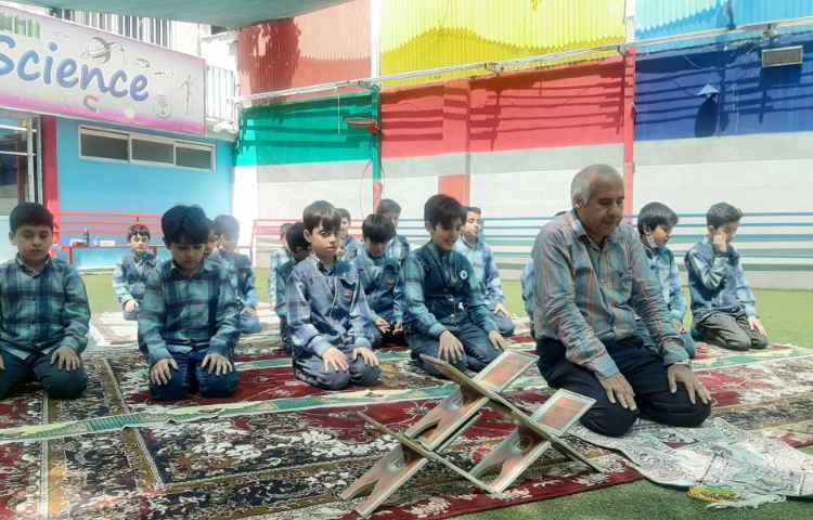 :برگزاری نماز جماعت در آخرین جلسه کلاس قرآن با مشارکت دانش آموزان عزیز در حیاط مدرسه