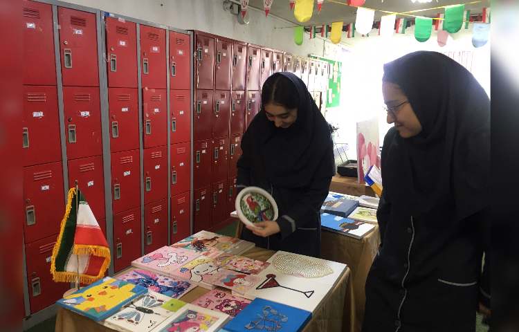 برگزاری نمایشگاه آثار هنری پایه هشتم و نهم 3