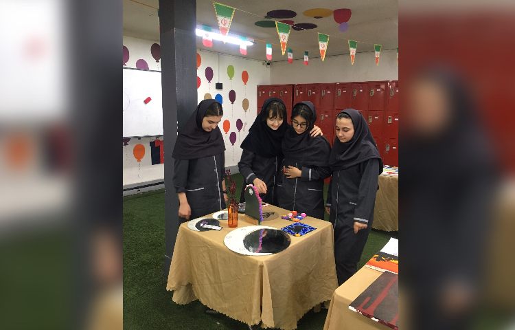 برگزاری نمایشگاه آثار هنری پایه هشتم و نهم 5