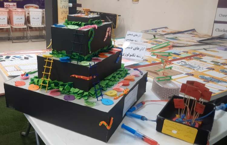 برگزاری نمایشگاه از پوسترها و دست سازه های هفته ملی علوم 2