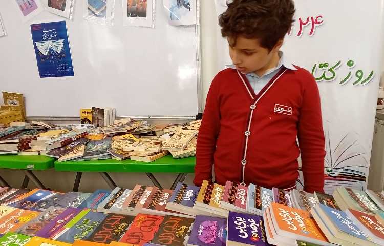 برگزاری نمایشگاه به مناسبت هفته کتاب و کتابخوانی 7