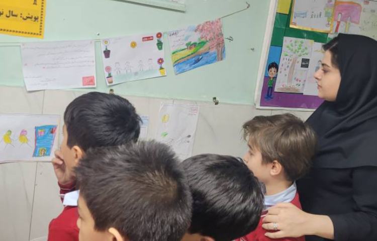 برگزاری نمایشگاه پویش سال نو،منِ نو با نقاشی ها و نوشته های دانش آموزان 6