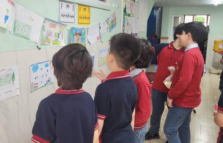 برگزاری نمایشگاه پویش سال نو،منِ نو با نقاشی ها و نوشته های دانش آموزان 9