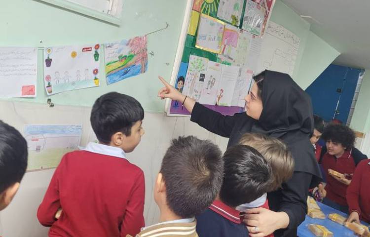 برگزاری نمایشگاه پویش سال نو،منِ نو با نقاشی ها و نوشته های دانش آموزان