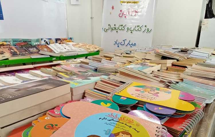 برگزاری نمایشگاه کتاب به مناسبت هفته کتاب و کتابخوانی 17