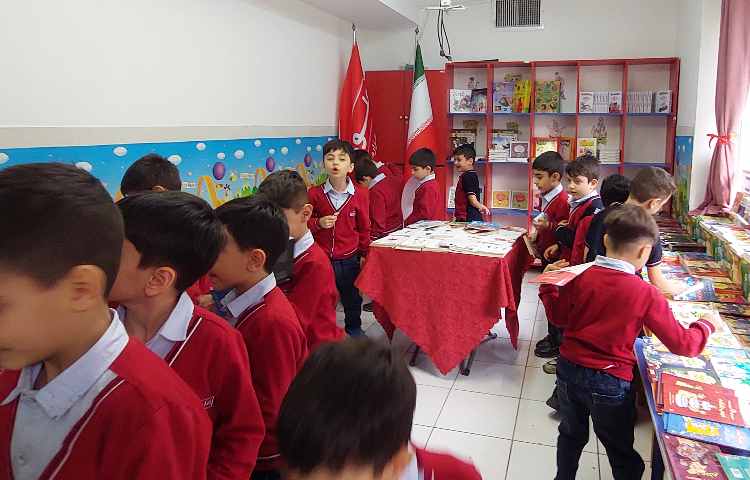 برگزاری نمایشگاه کتاب به مناسبت هفته ی کتابخوانی 11