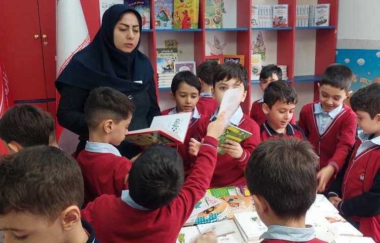 برگزاری نمایشگاه کتاب به مناسبت هفته ی کتابخوانی 7