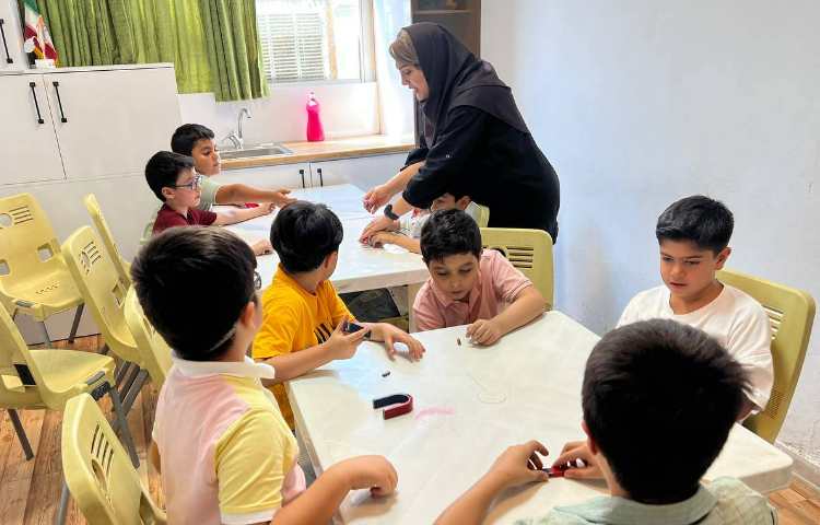 برگزاری کلاس آزمایشگاه شگفت انگیز در دبستان علوی نوین