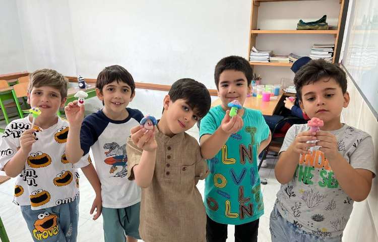 برگزاری کلاس خمیر رنگی رنگی در پایگاه تابستانی دبستان علوی نوین 3