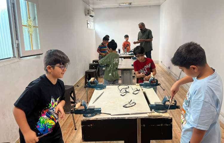 برگزاری کلاس مجسمه سازی با چوب در دبستان علوی نوین 2