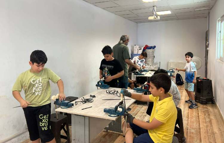 برگزاری کلاس مجسمه سازی با چوب در دبستان علوی نوین 3