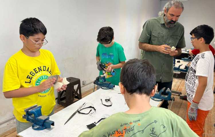 برگزاری کلاس مجسمه سازی با چوب در دبستان علوی نوین 5