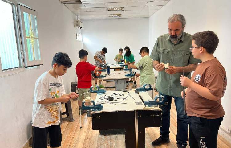 برگزاری کلاس مجسمه سازی با چوب در دبستان علوی نوین 7