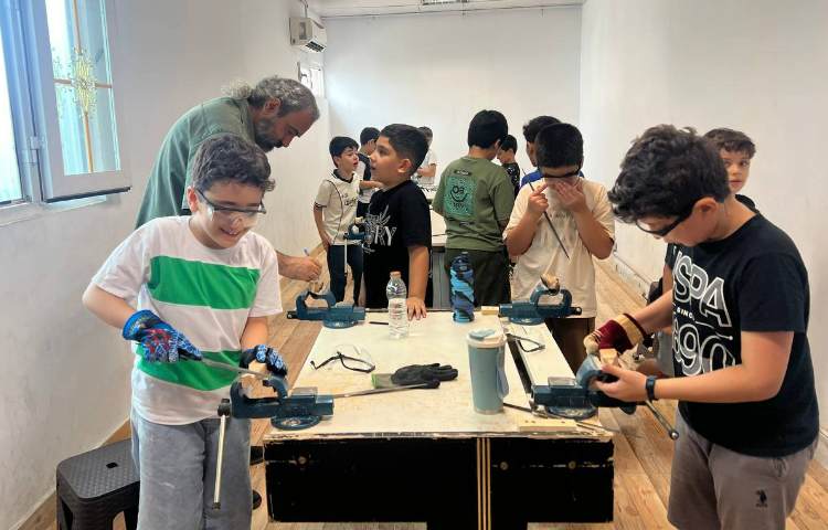 برگزاری کلاس مجسمه سازی با چوب در دبستان علوی نوین