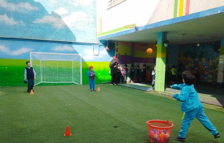 برگزاری کلاس ورزش پایه اول در حیاط مدرسه 1