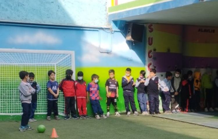 برگزاری کلاس ورزش پایه اول در حیاط مدرسه 3