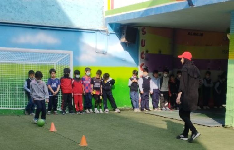 برگزاری کلاس ورزش پایه اول در حیاط مدرسه