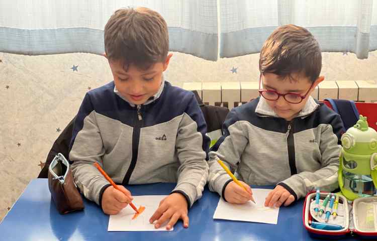 برگ پاییزی باانگشتان دست 1