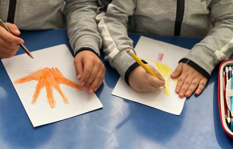 برگ پاییزی باانگشتان دست 4