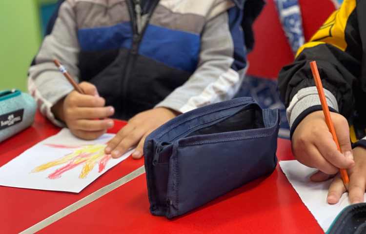 برگ پاییزی باانگشتان دست 8