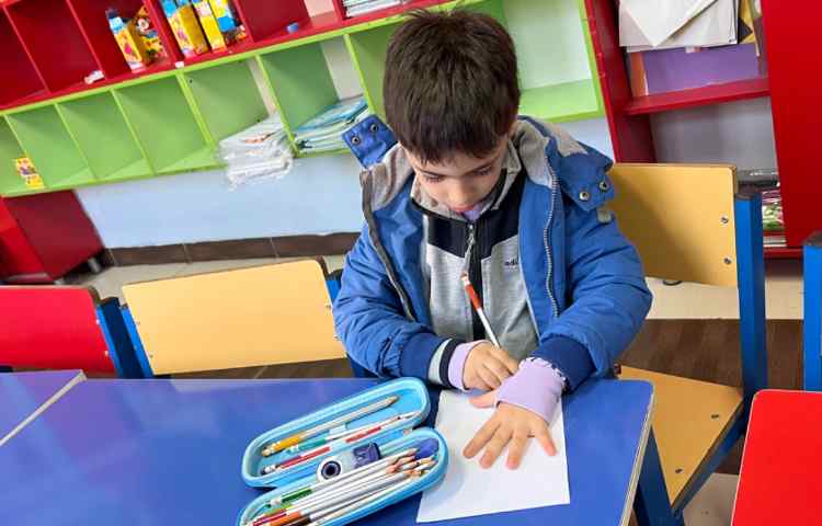 برگ پاییزی باانگشتان دست 9