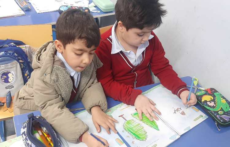 بریدن پازل و درست کردن آن به همراه عزیزانم در کلاس شاپرک 4