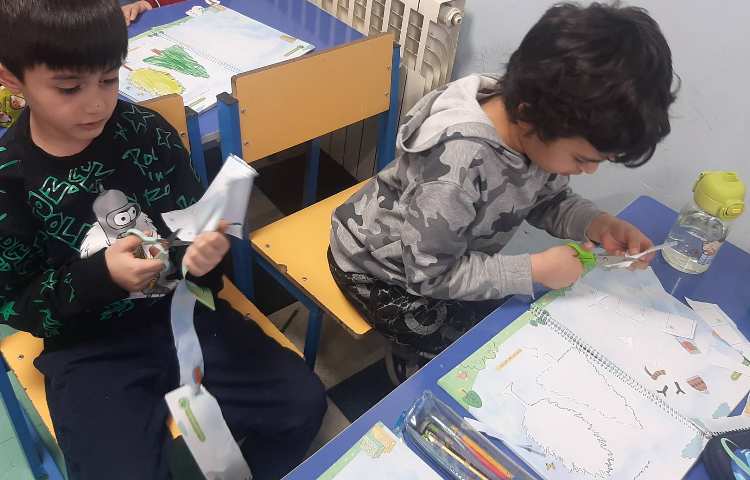 بریدن پازل و درست کردن آن به همراه عزیزانم در کلاس شاپرک 5