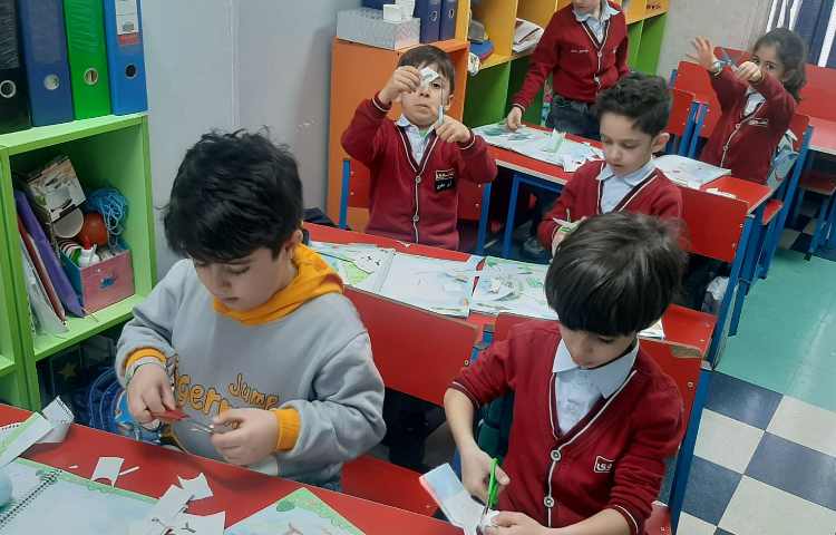 بریدن پازل و درست کردن آن به همراه عزیزانم در کلاس شاپرک 6