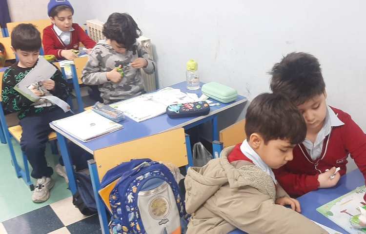 بریدن پازل و درست کردن آن به همراه عزیزانم در کلاس شاپرک 7