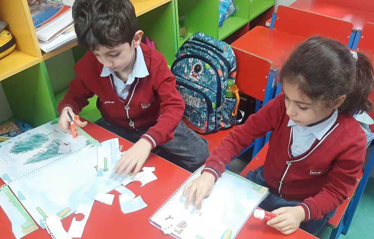 بریدن پازل و درست کردن آن به همراه عزیزانم در کلاس شاپرک 8