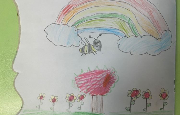 :بهار و گلهای بهاری و زنبور