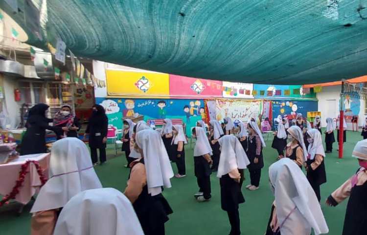 به استحضار درآمدن پرچم و نواختن زنگ مدرسه 4