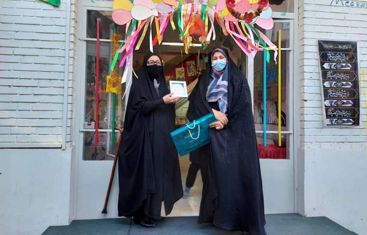 به استحضار درآمدن پرچم و نواختن زنگ مدرسه