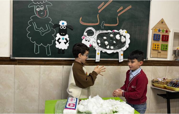 به جهت تدریس نشانه‌ی (گ) کاردستی گوسفند پشمالو با همکاری کل کلاس 1