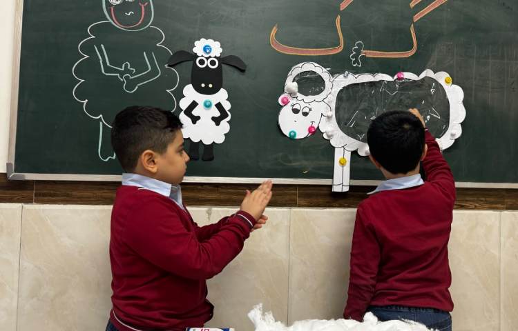 به جهت تدریس نشانه‌ی (گ) کاردستی گوسفند پشمالو با همکاری کل کلاس 2