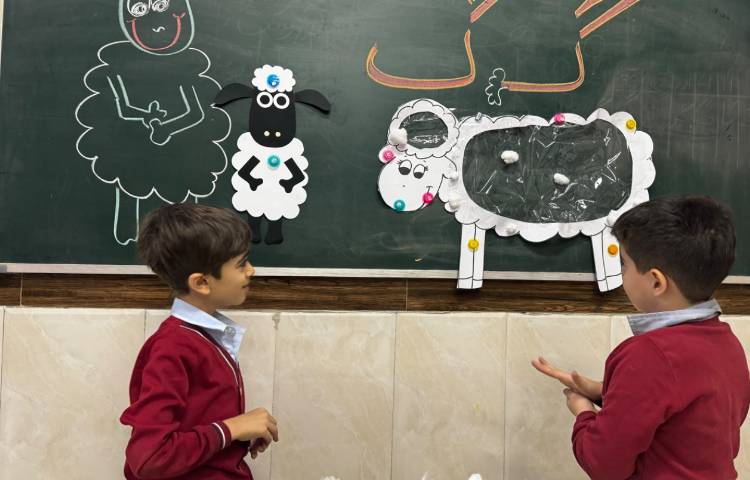به جهت تدریس نشانه‌ی (گ) کاردستی گوسفند پشمالو با همکاری کل کلاس 3