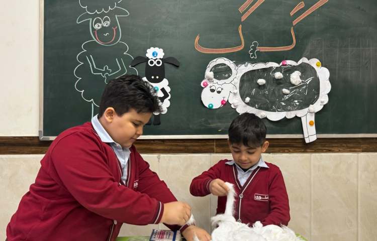 به جهت تدریس نشانه‌ی (گ) کاردستی گوسفند پشمالو با همکاری کل کلاس 4