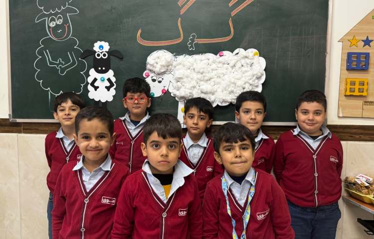 به جهت تدریس نشانه‌ی (گ) کاردستی گوسفند پشمالو با همکاری کل کلاس 5