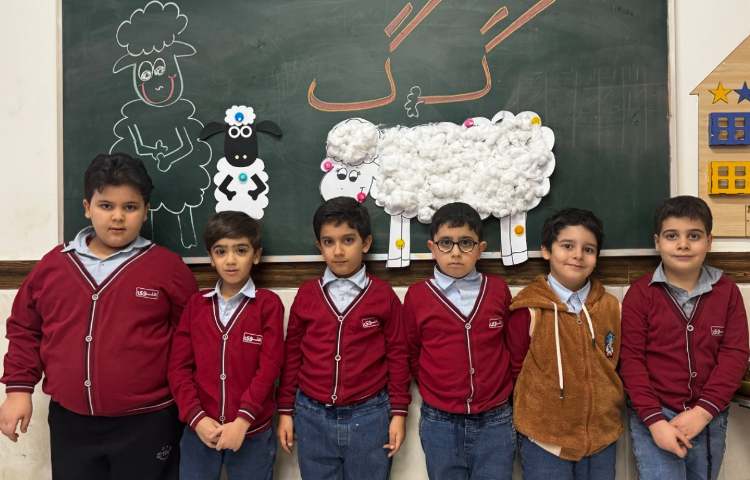 به جهت تدریس نشانه‌ی (گ) کاردستی گوسفند پشمالو با همکاری کل کلاس 6