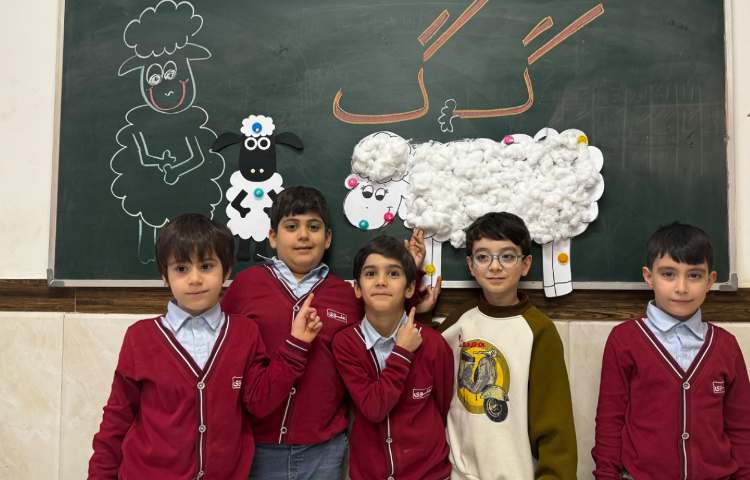 به جهت تدریس نشانه‌ی (گ) کاردستی گوسفند پشمالو با همکاری کل کلاس 7