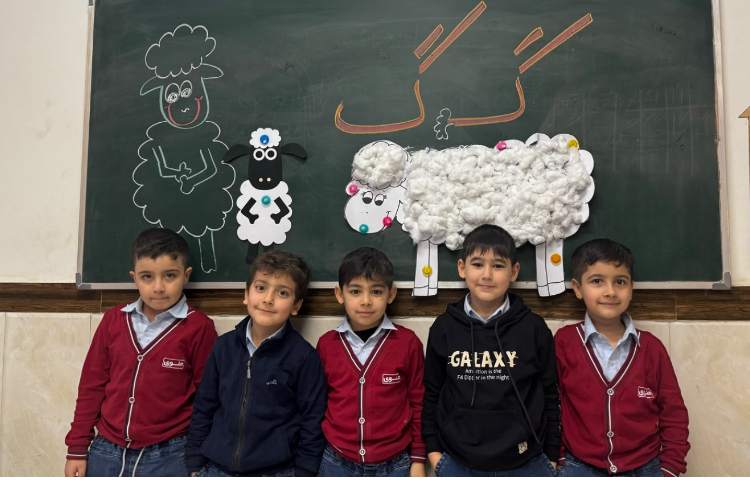 به جهت تدریس نشانه‌ی (گ) کاردستی گوسفند پشمالو با همکاری کل کلاس 8