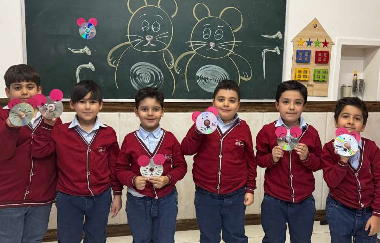 به جهت خلاقیت در تدریس نشانه‌ی (میم) کاردستی موش ساخته شد. 7