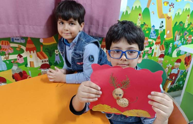 به صورت گروهی با پوست گردو و برگ‌ها طبق الگو تابلو درست کردند 1