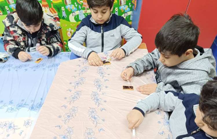 به مناسبت روز استمارتیز بیسکوییت رو با شکلات و استمارتیز تزیین کردند و نوش جان کردند. 2