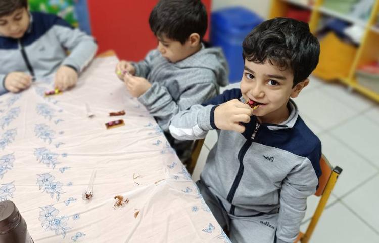 به مناسبت روز استمارتیز بیسکوییت رو با شکلات و استمارتیز تزیین کردند و نوش جان کردند. 3