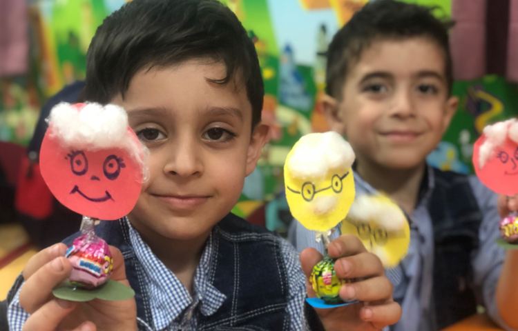 به مناسبت روز سالمند کاردستی درست کردیم و از مادربزرگ عزیز دعوت کردیم تا با دانش‌اموزان معاشرت کند. 2