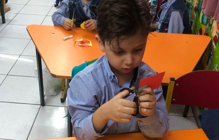 به مناسبت روز سالمند کاردستی درست کردیم و از مادربزرگ عزیز دعوت کردیم تا با دانش‌اموزان معاشرت کند. 3