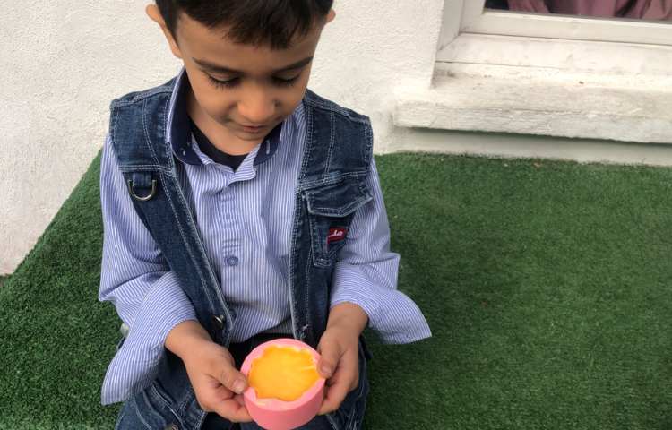 به مناسبت روز هدیه و شمع با کمک بچه‌ها شمع درست کردیم تا به کسی که دوست دارند هدیه بدهند 1