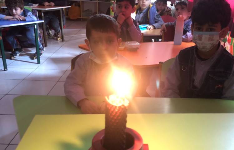 به مناسبت روز هدیه و شمع با کمک بچه‌ها شمع درست کردیم تا به کسی که دوست دارند هدیه بدهند 2