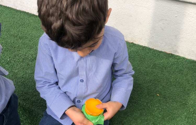 به مناسبت روز هدیه و شمع با کمک بچه‌ها شمع درست کردیم تا به کسی که دوست دارند هدیه بدهند 3